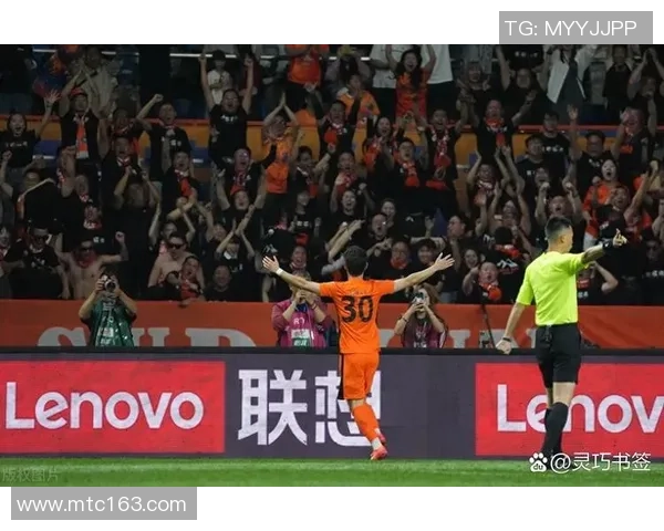 中超焦点战曼联与巴萨激战成平争议判罚引发全场热议 中超焦点战曼联与巴萨激战成平争议判罚引发全场热议